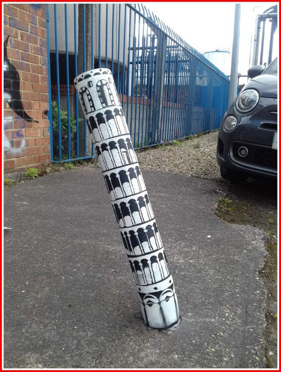 The Leaning Bollard of Hull.jpg